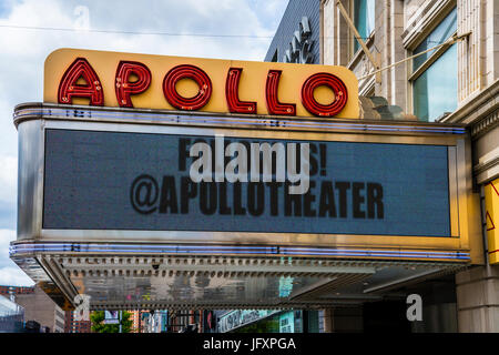 Apollo Theatre Marquee in Harlem, una Manhattan New York quartiere. Chiamato con il nome di Apollo il Greco dio romano della musica, poesia e arte. Foto Stock