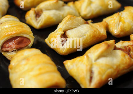 Bignè con marmellata di mele sul vassoio di supporto close up Foto Stock