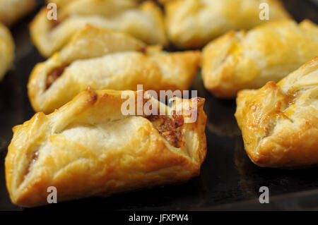 Bignè con marmellata di mele sul vassoio di supporto close up Foto Stock