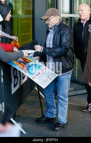 Phil Collins visto al di fuori di BBC Breakfast Studio, MediaCityUK. Foto Stock