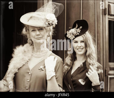 Due donne in costume presso la Severn Valley Railway Torna alla 1940's evento Giugno 2017 Foto Stock