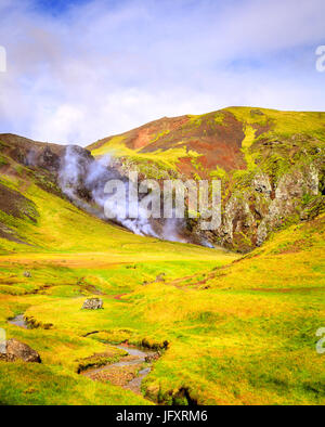 Fiume Caldo nella valle di Reykjadalur nel sud dell'Islanda Foto Stock