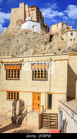 Vista di Leh Palace o Namgyal Tsemo Monastero a Leh, Ladakh, India Foto Stock