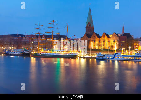 Il fiume Weser e la chiesa di St Martin, Brema, Germania Foto Stock