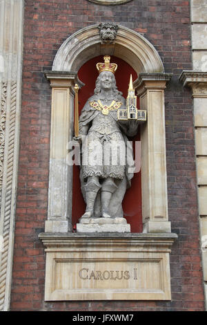 Statua di Carlo Ist sulla facciata di Worcester Guildhall Foto Stock