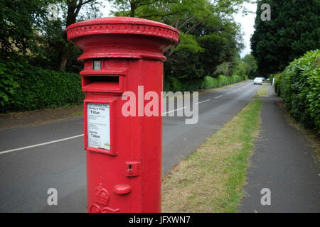Un rosso Royal Mail casella postale in un elegante sobborgo di Bristol Foto Stock