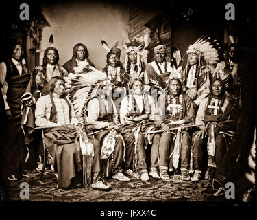 Titolo: Red Cloud e indiani. In piedi - orso rosso (figli sono?), Giovane uomo ha paura del suo cavallo, buona voce, Anello Thunder, ferro Crow, coda bianca, giovane Spotted Tail. Seduto - orso giallo, Jack Red Cloud, Big Road, Little ferita, corvo nero numero di chiamata: LC-BH832- 1049 <P&P>[P&P] Numero di riproduzione: LC-DIG-cwpbh-04626 (file digitali originali da neg.) diritti informazioni: No restrizioni note di pubblicazione. Media: 1 negativi : vetro, collodio umido. Creato/pubblicato: [tra il 1865 e il 1880] Foto Stock