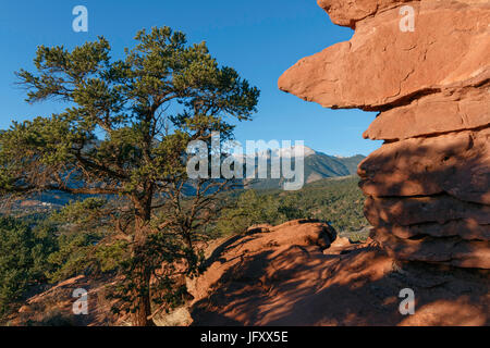 Vista del Pikes Peak visto da i gemelli siamesi rock formazione al Giardino degli Dei in Colorado Springs, Colorado. Foto Stock