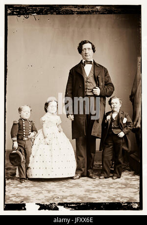 Gen. Tom Thumb, Miss Lavinia Warren, il Gigante creato/pubblicato: [tra il 1855 e il 1865] Foto Stock