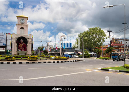 La torre dell orologio e rotonda a Surin Circle, città di Phuket, Tailandia Foto Stock