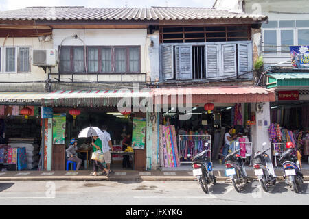 Moto parcheggiate fuori un vecchio Sino portoghese architettura in stile shop in Thalang Road, Phuket, Tailandia Foto Stock