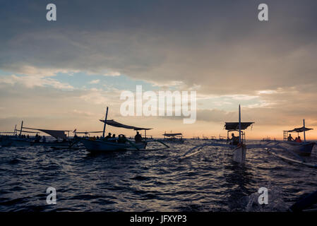 Bali Indonesia free Dolphin boat guardando a Lovina Beach Foto Stock