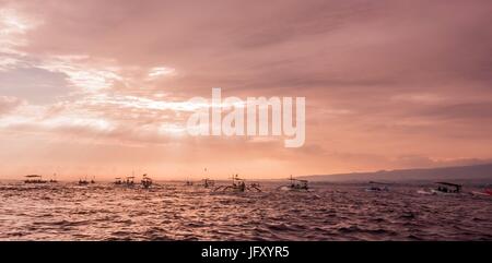 Bali Indonesia free Dolphin boat guardando a Lovina Beach Foto Stock