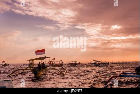 Bali Indonesia free Dolphin boat guardando a Lovina Beach Foto Stock