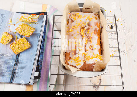 Torta al limone con semi di papavero Foto Stock