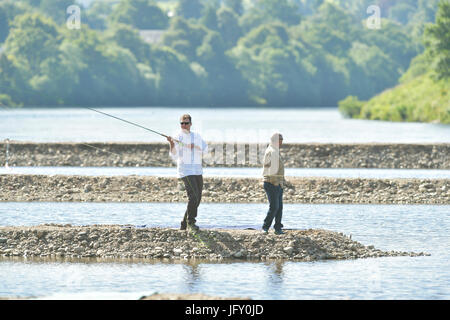 La pesca su un fiume scozzese Foto Stock