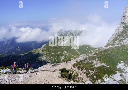 Climbing Mt Mangart, sulle Alpi Giulie. Foto Stock