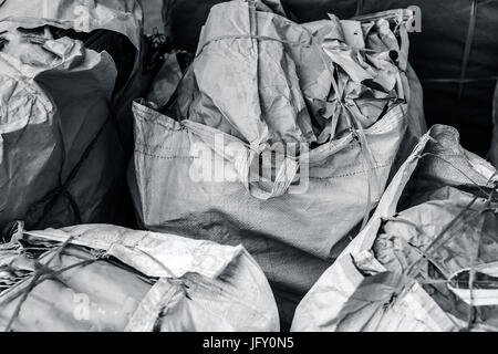 Mazzetto di sacchi utilizzati come imballaggio e materiale di inoltro. Foto Stock