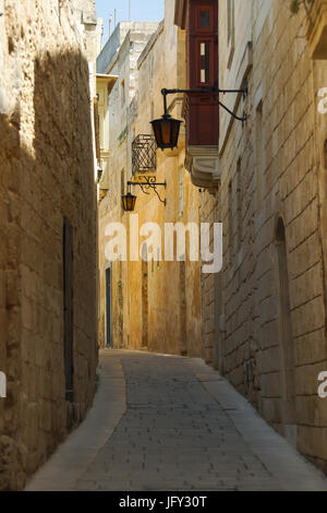 Una tipica strada di Mdina, Malta è anche conosciuta come la città silenziosa" Foto Stock