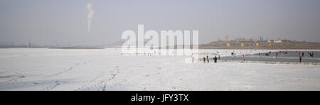 I pattinatori sul lago ghiacciato durante il Nuovo Anno Cinese festival, Dawukou, Ningxia, Cina Foto Stock