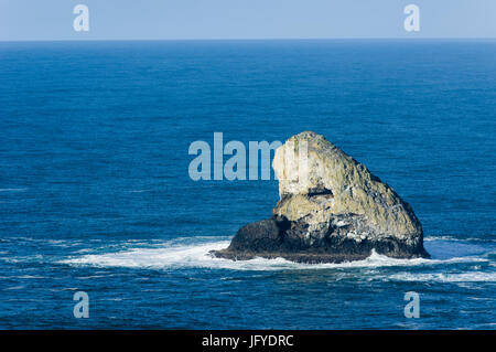 Pyramid Rock a largo di Capo Meares Oregon è un roccioso upthrusr nell'Oceano Pacifico Foto Stock
