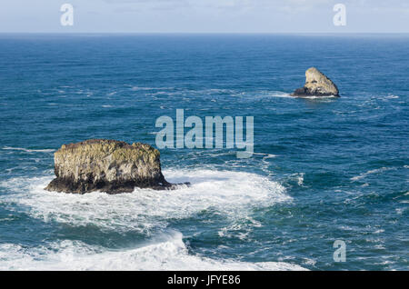 Pyramid Rock e il pilastro Rock a largo di Capo Meares Oregon sono affioramenti rocciosi nell'Oceano Pacifico Foto Stock