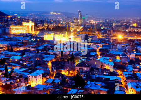 Vista di Tbilisi prese dalla fortezza di Narikala di notte, Tbilisi, Georgia Foto Stock