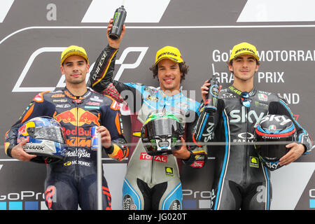 Hohenhstein-Ernstthal, Germania. 2 Luglio, 2017. Secondo posto Miguel Oliveira dal Portogallo del Team Red Bull KTM Ajo (l-r), vincitore Franco Morbidelli dall'Italia dell'ES 0, 0 Marc VDS Team e terzo posto Francesco Bagnaia da Italia del cielo Racing Team VR 46 celebrare dopo il Moto2 gara di MotoGP il Gran Premio di Germania sul circuito del Sachsenring race track in Hohenhstein-Ernstthal, Germania, 2 luglio 2017. Foto: Jan Woitas/dpa-Zentralbild/dpa/Alamy Live News Foto Stock