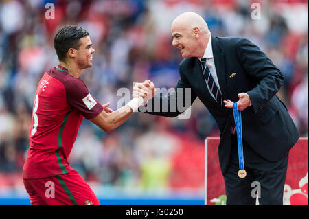 Mosca, Russia. 2 Luglio, 2017. Il presidente della FIFA Gianni Infantino (R) festeggia il pepe del Portogallo con una medaglia di bronzo dopo la partita in bronzo della Confederations Cup-2017 a Mosca, in Russia, il 2 luglio 2017. Credito: Evgeny Sinitsyn/Xinhua/Alamy Live News Foto Stock