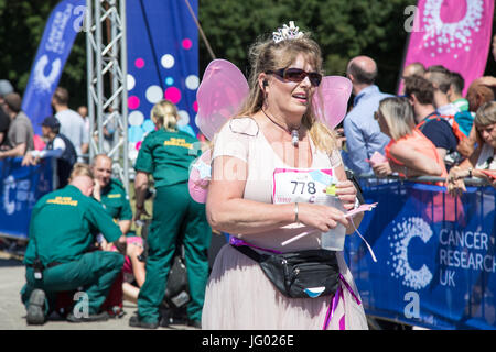 Southampton, Regno Unito. 02Luglio, 2017. Giovane atleta, che soffrono di esaurimento di calore, è di aiuto da parte di personale paramedico al traguardo della corsa per la vita. Questa gara annuale è gestito da donne per raccogliere fondi per la ricerca sul cancro. Credito: Jane Rix/Alamy Live News Foto Stock