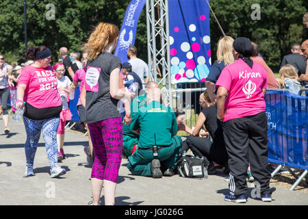 Southampton, Regno Unito. 02Luglio, 2017. Giovane atleta, che soffrono di esaurimento di calore, è di aiuto da parte di personale paramedico al traguardo della corsa per la vita. Questa gara annuale è gestito da donne per raccogliere fondi per la ricerca sul cancro. Credito: Jane Rix/Alamy Live News Foto Stock