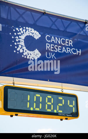 Southampton, Regno Unito. 02Luglio, 2017. Gara per la vita banner e timer di gara. Questa gara annuale è gestito da donne per raccogliere fondi per la ricerca sul cancro e in onore di coloro che sono morti o soffrono di malattia. Credito: Jane Rix/Alamy Live News Foto Stock