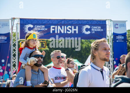 Southampton, Regno Unito. 02Luglio, 2017. Famiglia memebrs attendere al traguardo della corsa per la vita. Questa gara annuale è gestito da donne per raccogliere fondi per la ricerca sul cancro e in onore di coloro che sono morti o soffrono di malattia. Credito: Jane Rix/Alamy Live News Foto Stock