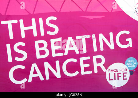 Southampton, Regno Unito 02Luglio, 2017 Corsa per la vita banner. Questa gara annuale è gestito da donne e bambini per raccogliere fondi per la ricerca sul cancro e in onore di coloro che sono morti o sono affetti dalla malattia. Credito: Jane Rix/Alamy Live News Foto Stock