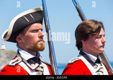 Swanage, Dorset, Regno Unito il 2 luglio 2017. La folla si scende a Swanage per la Purbeck Festa dei Pirati, per raccogliere fondi per la manutenzione di Swanage Pier. Rievocazione storica battaglia di Redcoats contro i pirati. Credito: Carolyn Jenkins/Alamy Live News Foto Stock