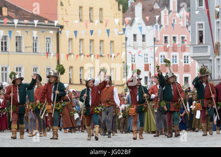 Landshut in Germania. 2 Luglio, 2017. Persone in costumi storici, fotografata alla sfilata delle Nozze di Landshut (tedesco: 'Landshuter Hochzeit") nella vecchia città di Landshut, Germania, 2 luglio 2017. I cittadini della Bassa Baviera capitale regionale reinterpreta la cerimonia di nozze del figlio del duca di Baviera, George ed il re polacco della figlia Edvige in 1475. Foto: Armin Weigel/dpa/Alamy Live News Foto Stock