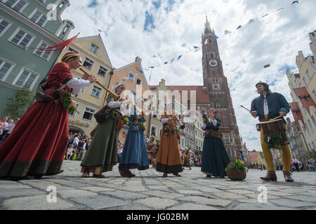 Landshut in Germania. 2 Luglio, 2017. I musicisti in costumi eseguire la parata delle Nozze di Landshut (tedesco: 'Landshuter Hochzeit") nella vecchia città di Landshut, Germania, 2 luglio 2017. I cittadini della Bassa Baviera capitale regionale reinterpreta la cerimonia di nozze del figlio del duca di Baviera, George ed il re polacco della figlia Edvige in 1475. Foto: Armin Weigel/dpa/Alamy Live News Foto Stock