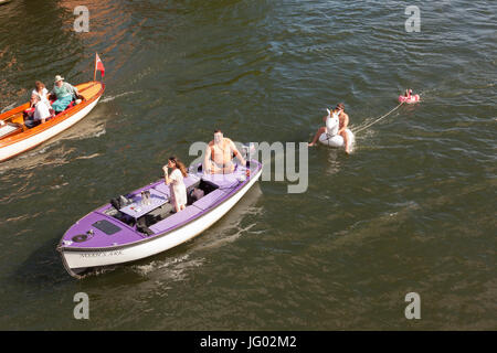 Henley Royal Regatta, Henley on Thames, Oxon, Regno Unito. 02Luglio, 2017. Asciugare le giornate di sole al giorno finale di Henley Royal Regatta. Meteo UK Credit: Allan Staley/Alamy Live News famiglia godendosi un po' di divertimento sul fiume a Henley Regatta guardato da due signore in un artigianato tradizionale. Foto Stock