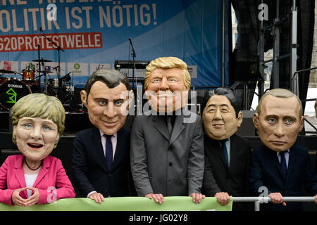 Amburgo, Germania. 02Luglio, 2017. rally di protesta contro il summit G-20 nel luglio 2017, la maschera del G20 politici in capo come Angela Merkel, Macron, Donald Trump, Vladimir Putin / Deutschland, Amburgo, protesta Demo gegen G20 Gipfel in Hamburg Credito: Joerg Boethling/Alamy Live News Foto Stock