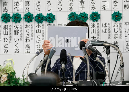 Il Governatore di Tokyo Yuriko Koike prende le immagini dei media all'hotel Shinjuku Washington il 2 luglio 2017, Tokyo, Giappone. Koike che conduce Tomin primo no Kai (Tokyo i cittadini prima di tutto) ha celebrato i risultati del Gruppo metropolitano elezione, che erano stati predetti per rendere il suo nuovo partito il più grande del gruppo di Tokyo davanti al Primo Ministro Shinzo Abe LDP partito. Credito: Rodrigo Reyes Marin/AFLO/Alamy Live News Foto Stock