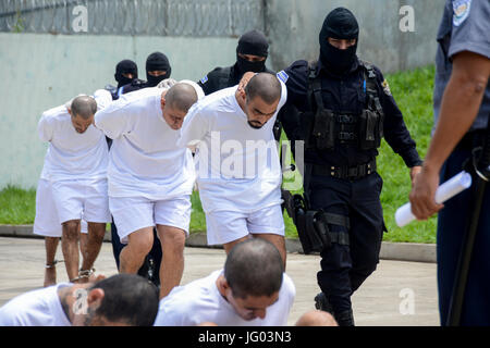 Zacatecoluca, El Salvador. Il 22 giugno, 2017. Mebers del salvadoregno pista Mara Salvatrucha sono sorvegliati dalle forze di sicurezza dopo il loro arresto al carcere di massima sicurezza in Zacatecoluca, El Salvador, 22 giugno 2017. Il pubblico in generale prosection in San Salvador ordinati nove arresti il 23 giugno 2017. Foto: Vladimir Chicas/dpa/Alamy Live News Foto Stock