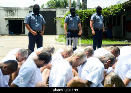 Zacatecoluca, El Salvador. Il 22 giugno, 2017. Mebers del salvadoregno pista Mara Salvatrucha sono sorvegliati dalle forze di sicurezza dopo il loro arresto al carcere di massima sicurezza in Zacatecoluca, El Salvador, 22 giugno 2017. Il pubblico in generale prosection in San Salvador ordinati nove arresti il 23 giugno 2017. Foto: Vladimir Chicas/dpa/Alamy Live News Foto Stock