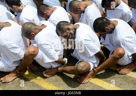 Zacatecoluca, El Salvador. Il 22 giugno, 2017. Mebers del salvadoregno pista Mara Salvatrucha sono sorvegliati dalle forze di sicurezza dopo il loro arresto al carcere di massima sicurezza in Zacatecoluca, El Salvador, 22 giugno 2017. Il pubblico in generale prosection in San Salvador ordinati nove arresti il 23 giugno 2017. Foto: Vladimir Chicas/dpa/Alamy Live News Foto Stock