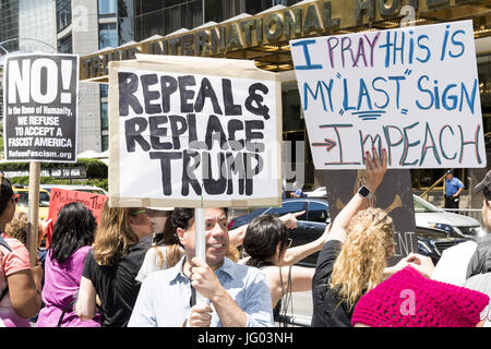 New York, NY, STATI UNITI D'AMERICA. 2 Luglio, 2017. Trump Impeachment Rally di fronte al Trump International Hotel and Tower si trova sulla Central Park West a New York City il 2 luglio 2017. Credito: Michael Brochstein/ZUMA filo/Alamy Live News Foto Stock