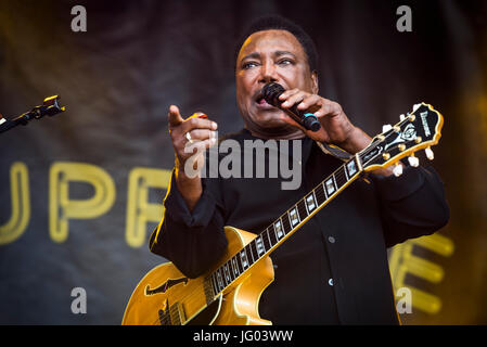 Glynde, Inghilterra, Regno Unito. 02Luglio, 2017. Glynde, East Sussex, 2 luglio, 2017. George Benson si esibisce dal vivo sul palco principale al supremo Amore Jazz Festival a Glynde posto. Credito: Francesca Moore/Alamy Live News Foto Stock