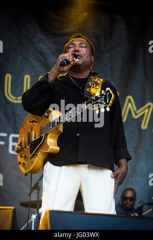 Glynde, Inghilterra, Regno Unito. 02Luglio, 2017. Glynde, East Sussex, 2 luglio, 2017. George Benson si esibisce dal vivo sul palco principale al supremo Amore Jazz Festival a Glynde posto. Credito: Francesca Moore/Alamy Live News Foto Stock