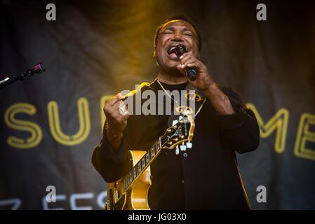 Glynde, Inghilterra, Regno Unito. 02Luglio, 2017. Glynde, East Sussex, 2 luglio, 2017. George Benson si esibisce dal vivo sul palco principale al supremo Amore Jazz Festival a Glynde posto. Credito: Francesca Moore/Alamy Live News Foto Stock