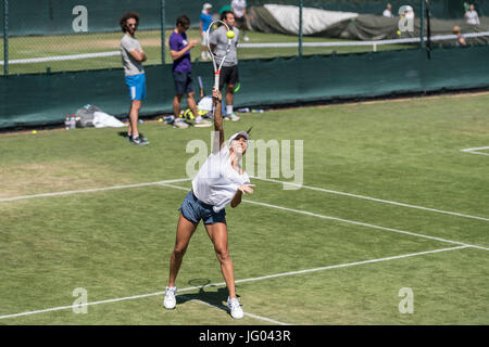 Il torneo di Wimbledon, Regno Unito. 02Luglio, 2017. Il torneo di Wimbledon Tennis Championships 2017 tenutosi presso il All England Lawn Tennis e Croquet Club di Londra, Inghilterra, Regno Unito. Heather Watson pratiche a Wimbledon's Aorangi pratica giudici di domenica prima dell'inizio dei campionati. Credito: Duncan Grove/Alamy Live News Foto Stock