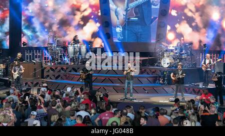 Milwaukee, Wisconsin, Stati Uniti d'America. 1 Luglio, 2017. COY BOWLES, DANIEL DE LOS REYES, ARGILLA COOK, ZAC BROWN, JIMMY DE MARTINI, Chris frate, DRISKELL John Hopkins e MATT MANGANO di Zac Brown band suona dal vivo presso Henry Maier Festival Park durante il Summerfest di Milwaukee, nel Wisconsin Credit: Daniel DeSlover/ZUMA filo/Alamy Live News Foto Stock