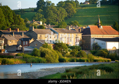 Builth Wells, Powys, Wales, Regno Unito. 2 Luglio, 2017. In una bella serata estiva un uomo è visto la pesca nel fiume Wye a Builth Wells in Powys, Wales, Regno Unito. © Graham M. Lawrence/Alamy Live News Foto Stock